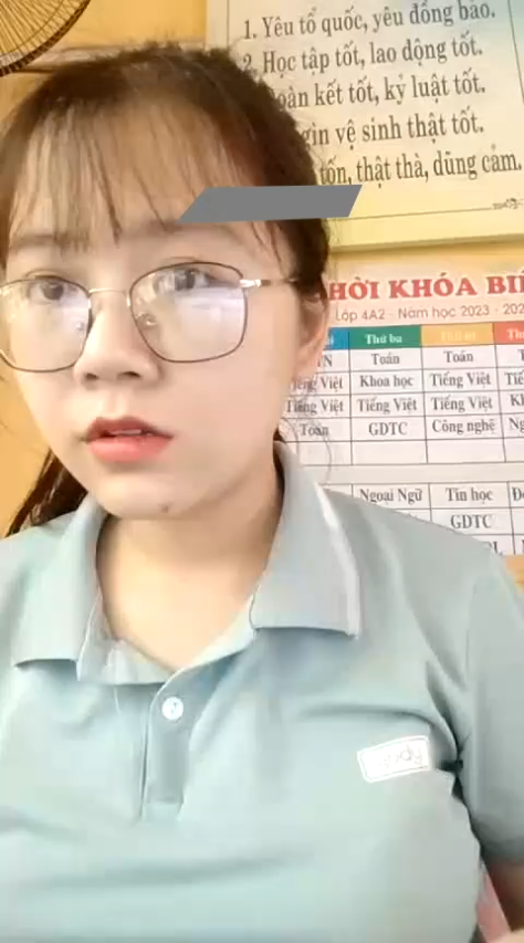 Cô giáo xinh lén show lồn khi đang trong lớp